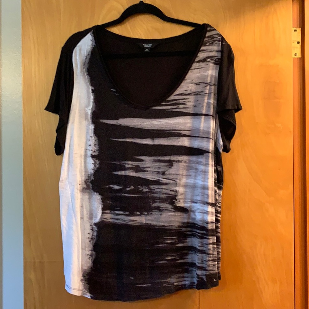 Simply Vera Women’s top. Size 1X. In good condition. Smoke free home.